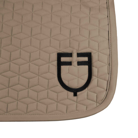 Dressage saddle pad with cube quilting